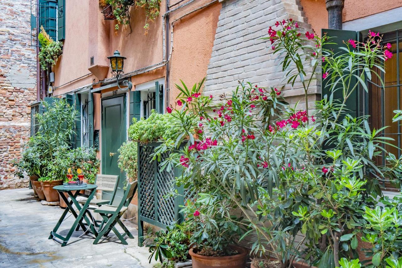 Lo Squero 1 The Secret Courtyard In Dorsoduro Leilighet Venezia Eksteriør bilde