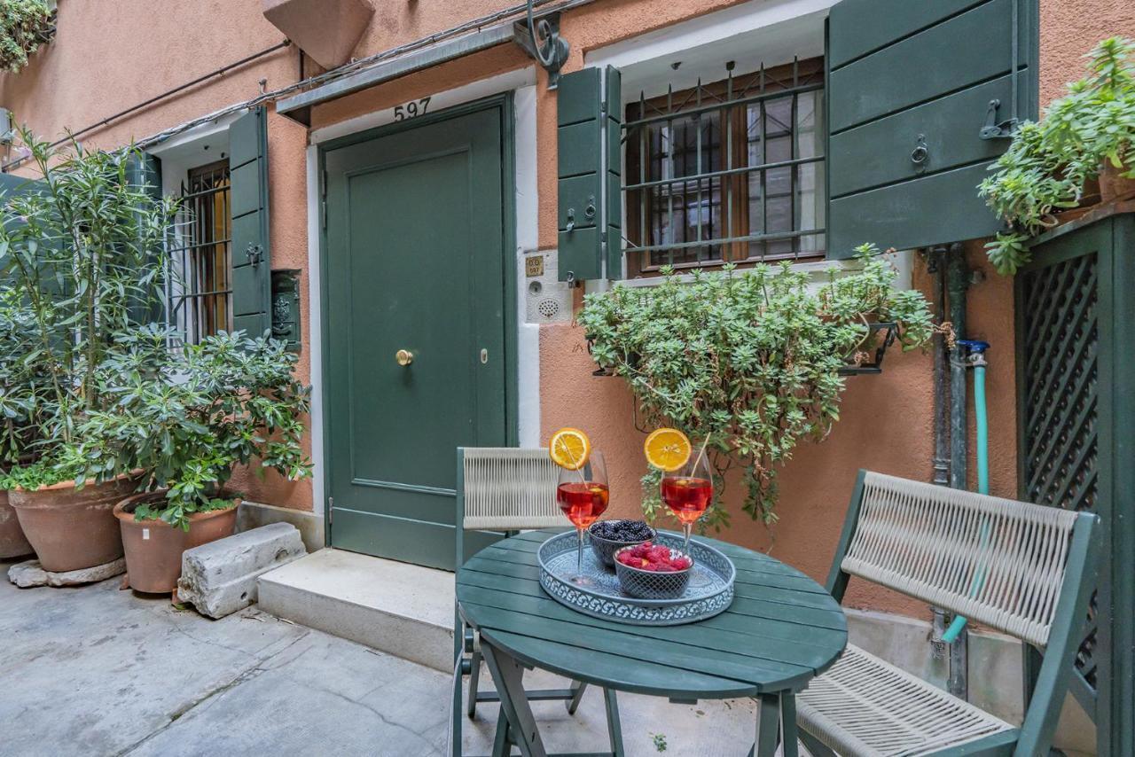 Lo Squero 1 The Secret Courtyard In Dorsoduro Leilighet Venezia Eksteriør bilde